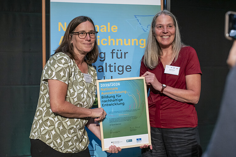 BNE AZ Köln AUf diesem Foto sind die Ausgezeichneten des Vereins Abenteuer Lernen zu sehen