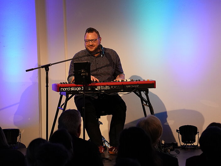 Simon Heiduschka begleitet das Programm mit Sorbischer Sprache und Musik