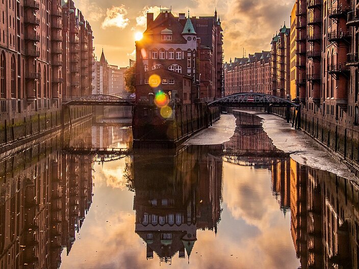 Blick in die Speicherstadt in Hamburg in der Abendd&auml;mmerung