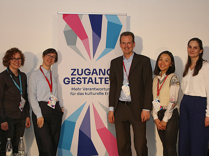 Die Teilnehmenden am Panel "Ethik der Künstlichen Intelligenz und Beispiele aus der Praxis" der Konferenz "Zugang gestalten! Mehr Verantwortung für das kulturelle Erbe" am 23.10.2025 in der Deutschen Nationalbibliothek in Leipzig.