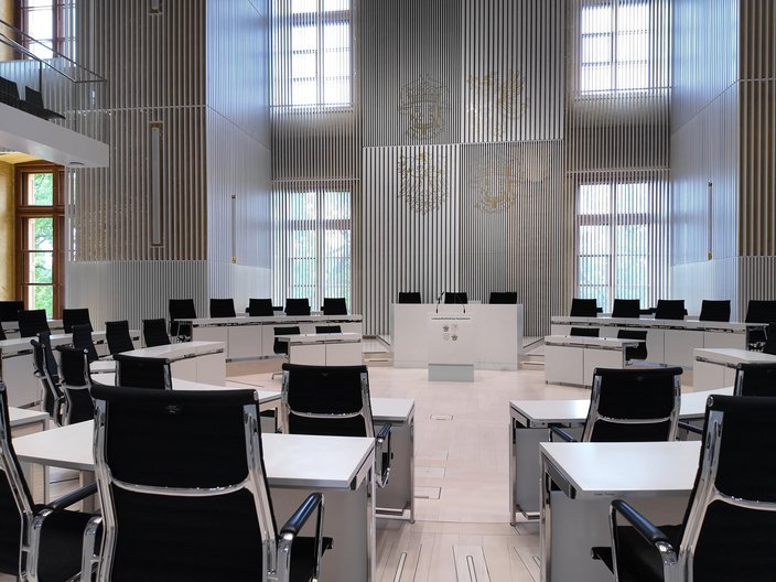 Blick in den Landtag von Mecklenburg-Vorpommern im Schweriner Schloss