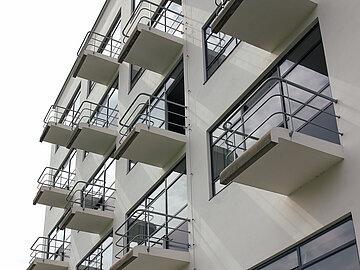 Blick von unten auf die Fassade des Atelierfl&uuml;gels des Bauhausgeb&auml;udes in Dessau