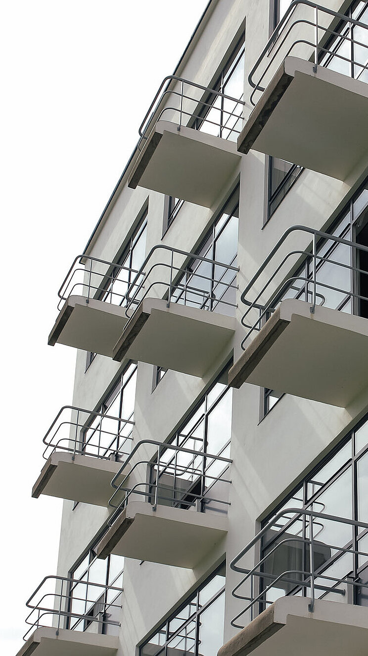 Bauhaus, Dessau, Atelierflügel Blick von unten auf die Fassade des Atelierflügels des Bauhausgebäudes in Dessau