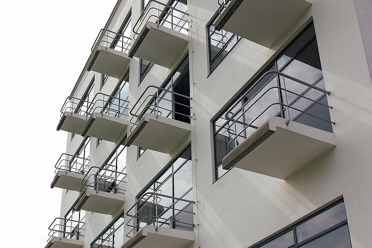 Blick von unten auf die Fassade des Atelierfl&uuml;gels des Bauhausgeb&auml;udes in Dessau