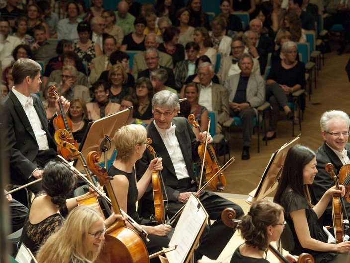 Ein Symphonieorchester während einer Aufführung