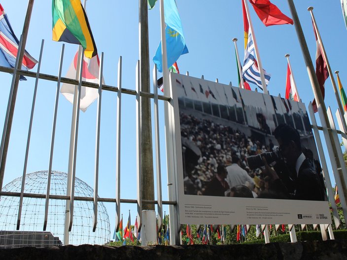 Flaggen vor dem Unesco Headquarter in Paris 