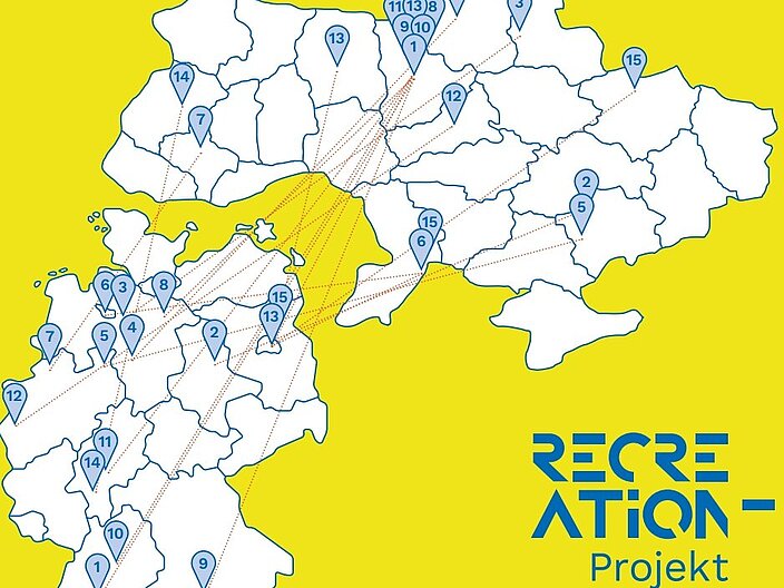 Auf einem gelben Hintergrund sind schrägt nebeneinander die Landkarten von Deutschland und der Ukraine zu sehen auf denen alle Orte eingezeichnet sind aus denen Schulen bei der Umsetzung 2024 teilgenommen haben. Die einzelnen Orte der Begegnungsreisen sind durch Linien miteinander verknüpft.