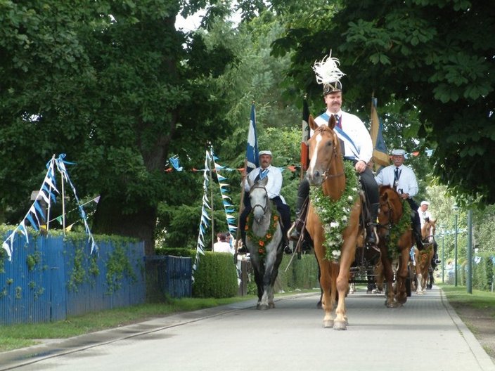 Kostümierte Reitergruppe