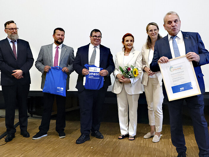 Gruppenfoto der Schausteller auf der B&uuml;hne mit Urkunde