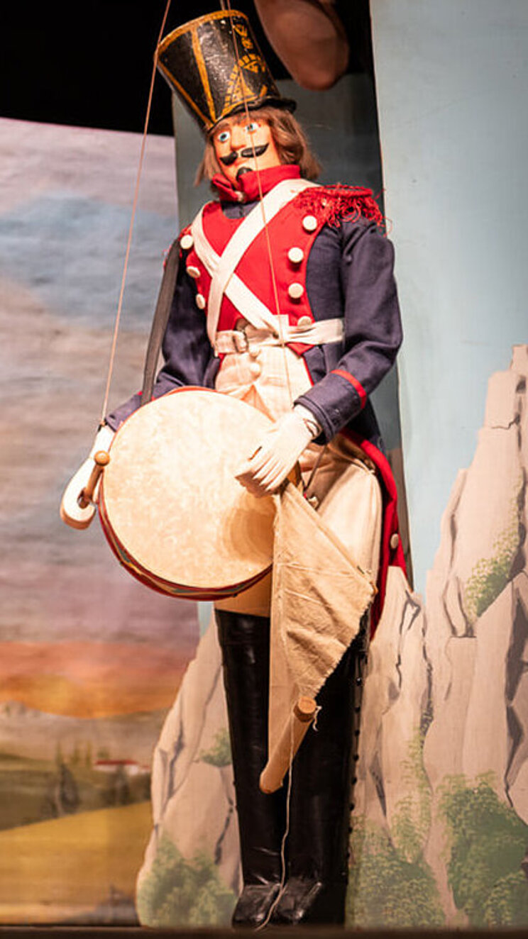 Zwei Puppenspieler proben ein St&uuml;ck.