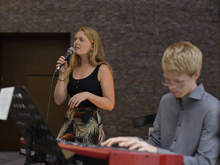 BNE-Auszeichnung Köln Musikerin hier sind die Musiker zu sehen die den Empfang der Auszeichnung begleiteten