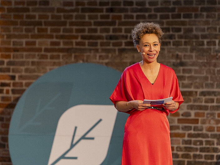 Auf diesem Foto ist die Moderatorin des BNE-Preis 2025, Katharina Linnepe zu sehen
