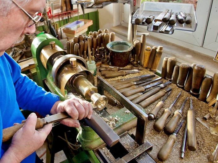 Instrumentebauer bei der Arbeit