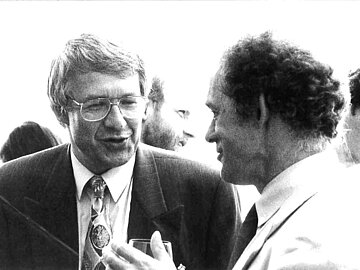 Schwarz-wei&szlig; Foto aus den 90er Jahren von zwei M&auml;nnern, die sich unterhalten 