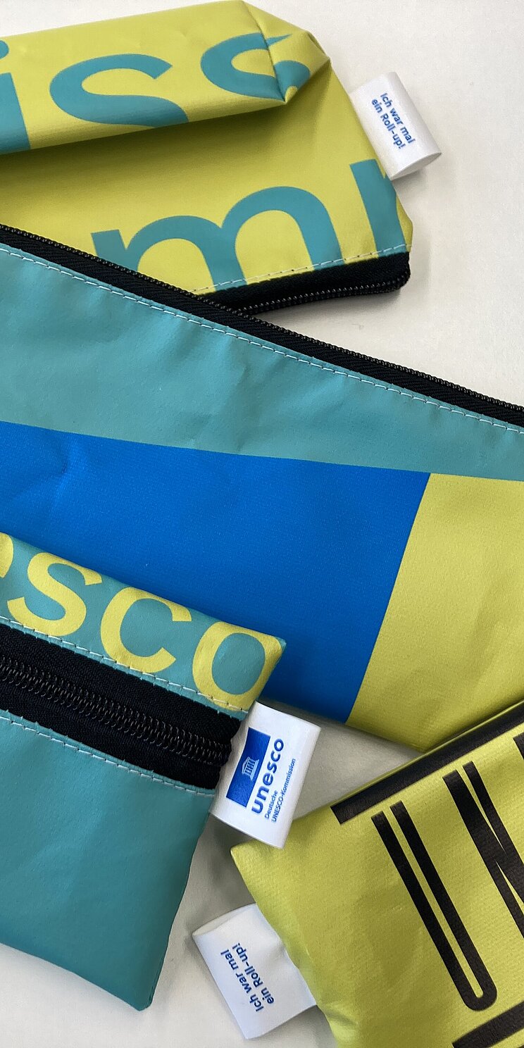 Bunte Upcycling-Taschen aus alten Roll-Ups der Deutschen UNESCO-Kommission
