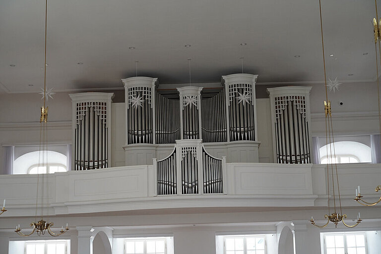 Die weiße Orgel in der Kirche von Herrnhut
