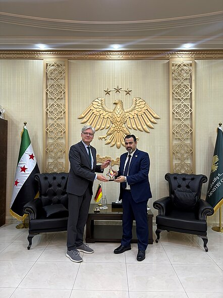 Roman Luckscheiter und Mohammed Abdul Rahman Turko Roman Luckscheiter und Mohammed Abdul Rahman Turko in einem Regierungsgebäude