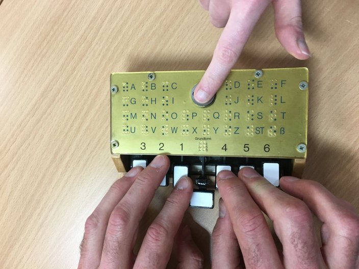 Braillekommunikationsgerät im Einsatz