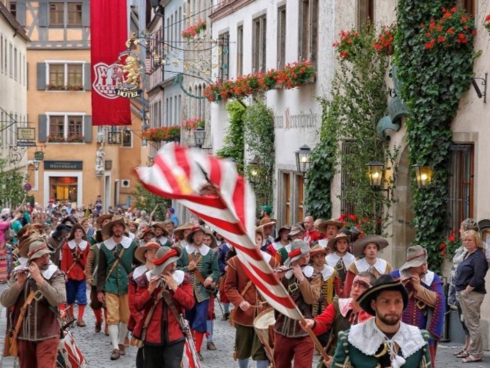 Straßenumzug in Kostümen