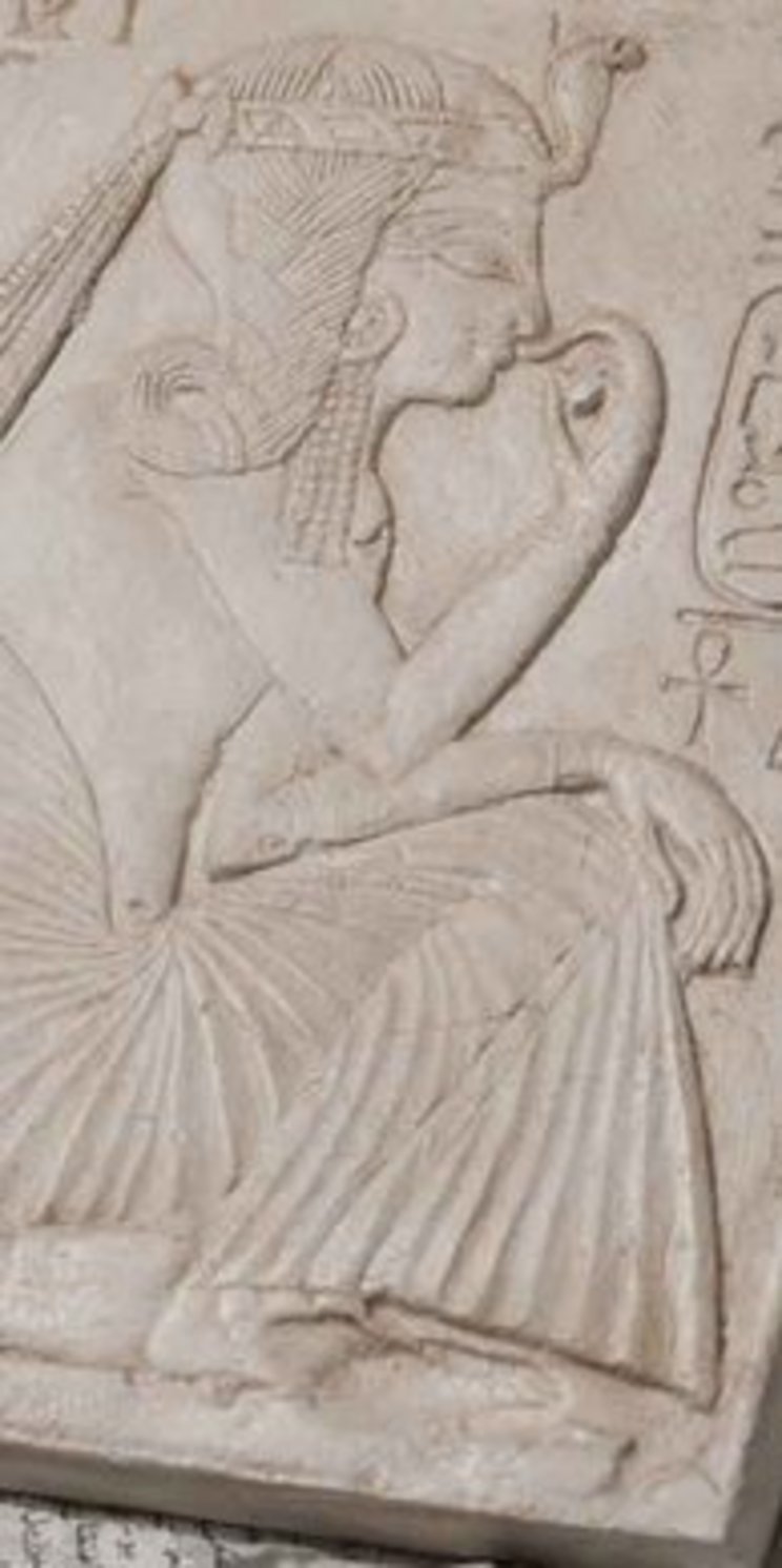 Auswahl von gefälschten antiken Objekten (Tonnagel, Terrakottarelief und ägyptisches Relief) aus dem Irak und Ägypten