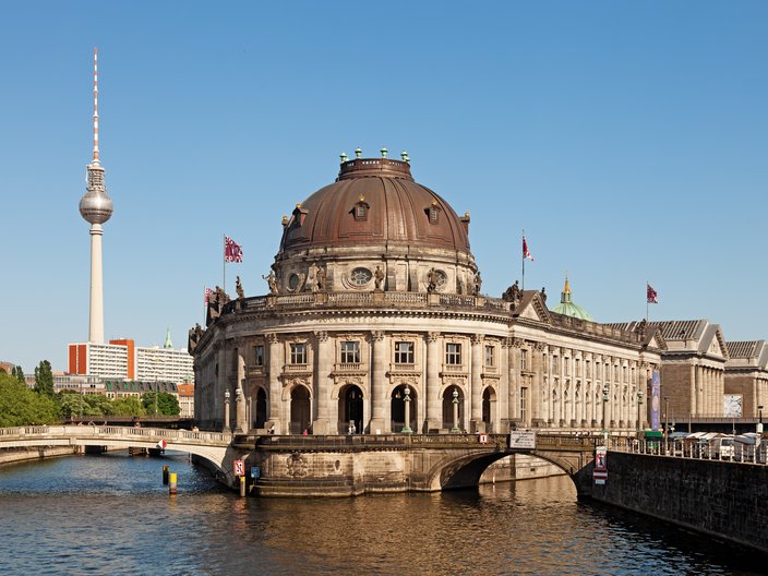 Blick auf das Bodemuseum auf der Museumsinsel Berlin