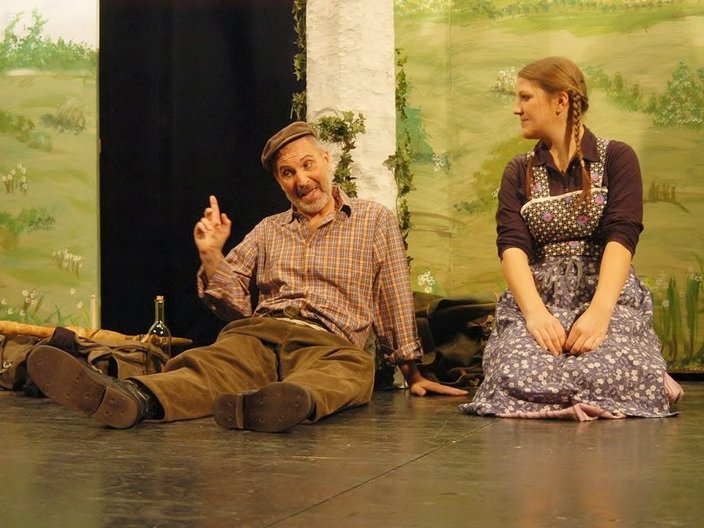 Zwei Schauspieler auf der Bühne