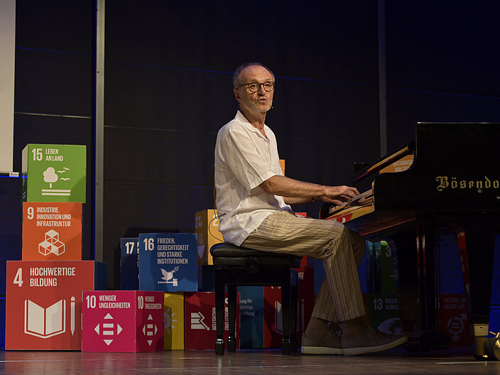 BNE-Auszeichnung Köln Vocal Jam Session Auf diesem Bild ist Herr Terhag am Klavier zu sehen