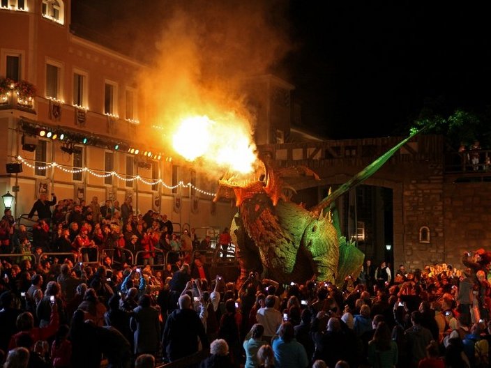 Straßenfest mit brennender Drachenfigur