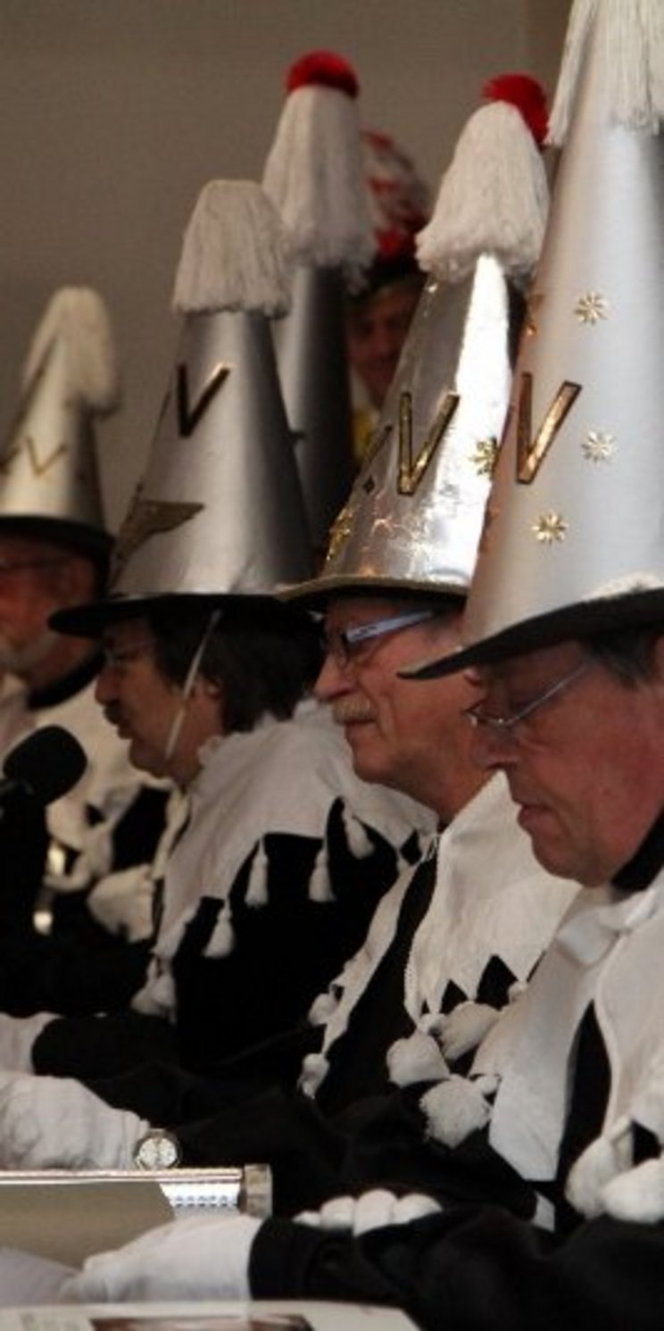 3NARR_2_c_Paul_Bossenmaier_03 Gruppe von Männern in historischen Kostümen sitzt an einem langem Tisch