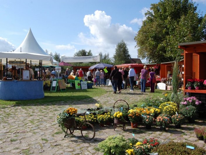 Markt mit verschiedenen Ständen