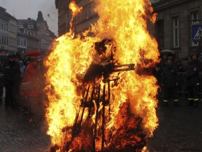 Lagerfeuer in historischer Innenstadt