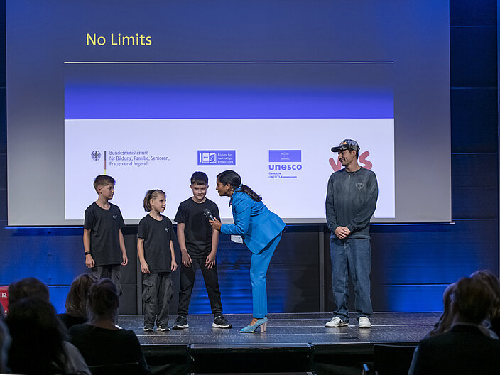 BNE Auszeichnung Köln No Limits Auf diesem Foto sind Kinder der Tanzgruppe No Limits mit ihrem Trainer zu sehen