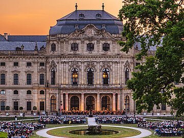 Menschenmenge im Hofgarten an der Residenz in Würzburg