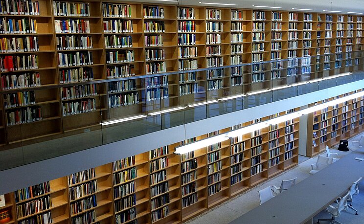 Gro&szlig;es B&uuml;cherregal in einer Bibliothek