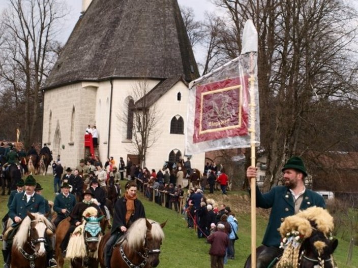 Gruppe von Reitern in Tracht
