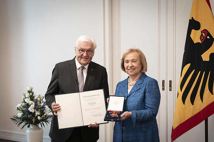 Bundespr&auml;sident Steinmeier &uuml;berreicht Maria B&ouml;hmer die Urkunde