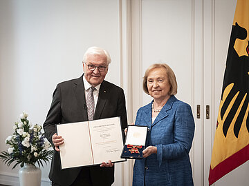 Großer Verdienstorden für Maria Böhmer Bundespräsident Steinmeier überreicht Maria Böhmer die Urkunde