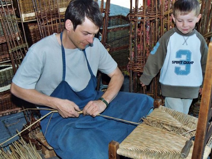 Korbflechter bei der Arbeit