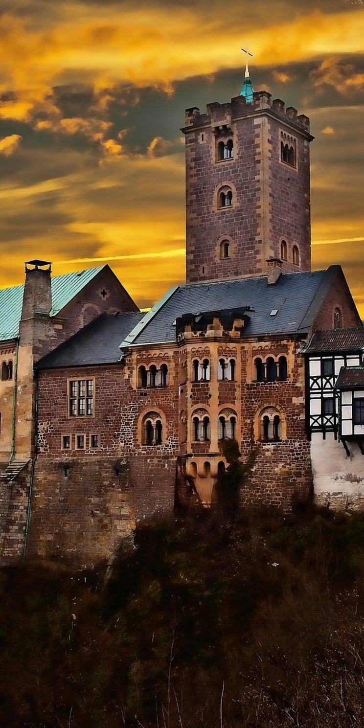 Wartburg Blick auf die Wartburg mit dämmrigem Himmel im Hintergrund
