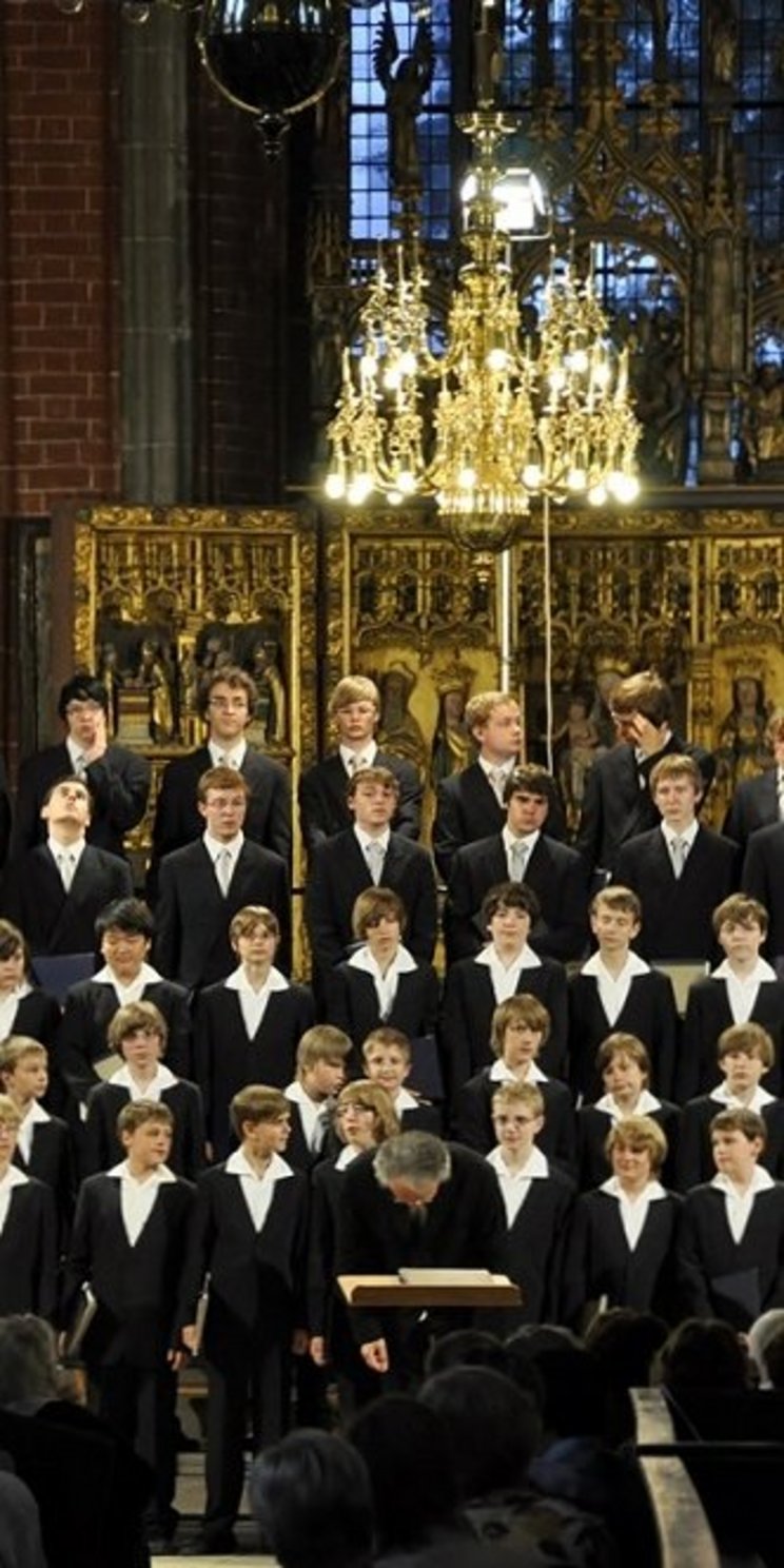 KNAB2_c_Martin_Radloff_flickr_CC_BY-NC-SA_2_0_web_01 Knabenchor während eines Auftritts in einer Kirche