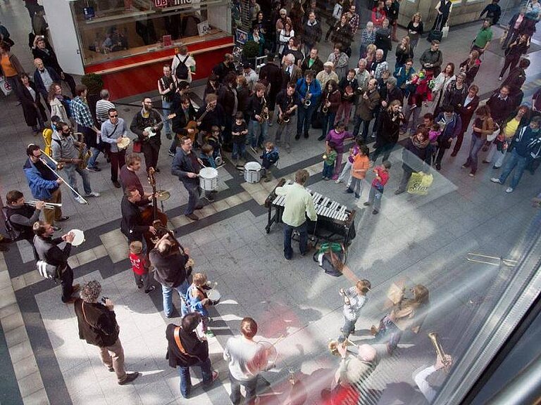 Mannheim, International Jazz Day Straßenmusiker sind umringt von Zuhörenden beim International Jazz Day in Mannheim