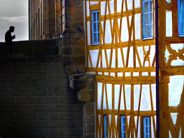 Ansicht einer Fachwerkhausfassade mit angrenzender Brücke in der Altstadt von Bamberg