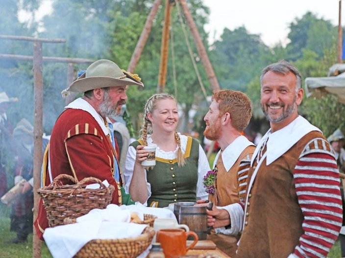 Personen in mittelalterlichen Kostümen