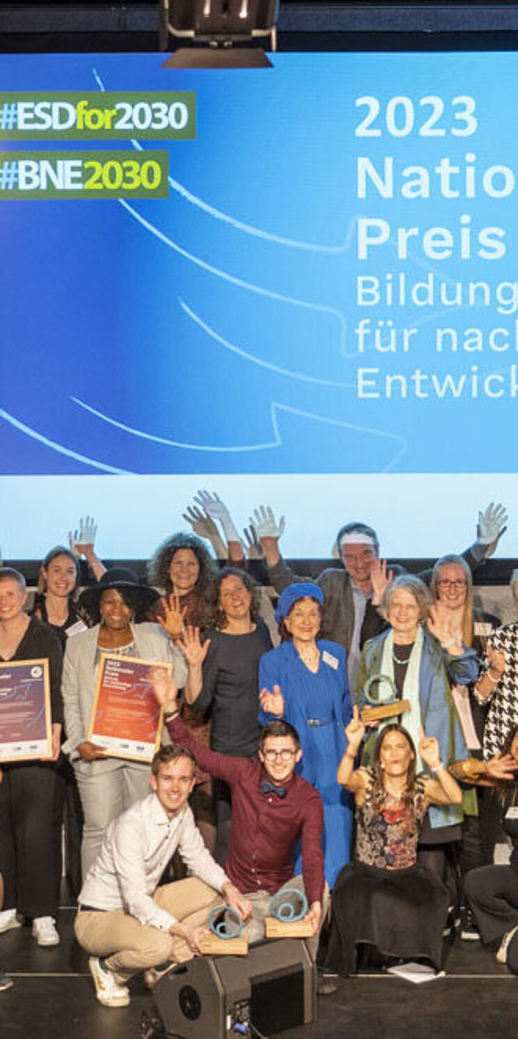 Die Top 20, darunter die Preistragenden zusammen mit der Pr&auml;sidentin der Deutschen UNESCO-Kommission Maria B&ouml;hmer und dem Parlamentarischen Staatssekret&auml;r Jens Brandenburg (BMBF) und Mitgliedern der Jury.