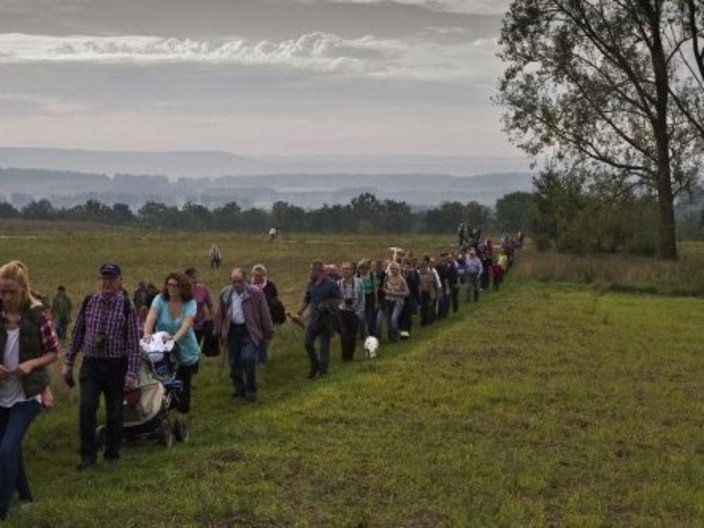 Wandergruppe auf einem Feld