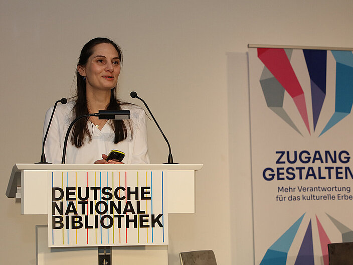 Jeannine Hausmann, Fachbereichsleiterin Internationale Zusammenarbeit und Zukunftsthemen der Deutschen UNESCO-Kommission, bei der Konferenz Zugang gestalten in Leipzig am 23.10.2025.