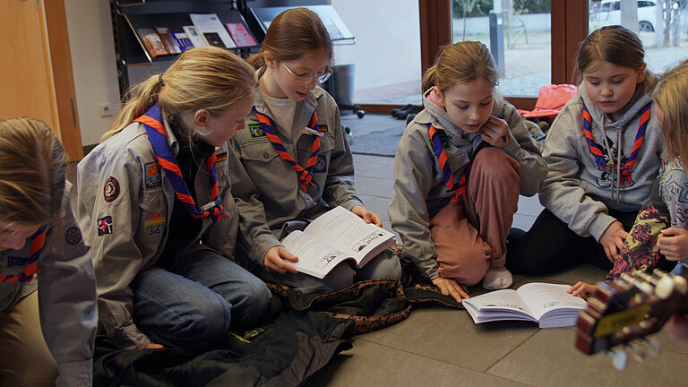 Auf diesem Foto sind lesende Kinder zu sehen 