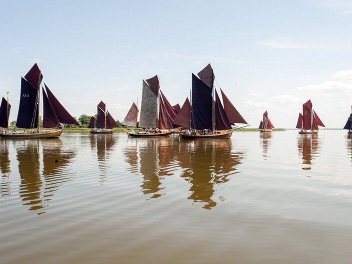 Segelboote liegen im Wasser