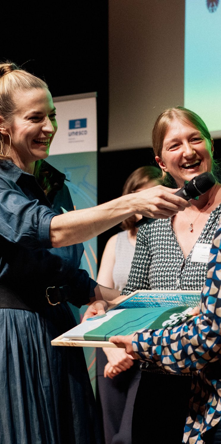 Moderatorin interviewt zwei Ausgezeichnete auf der Auszeichnungsveranstaltung Aschaffenburg Juni 2024