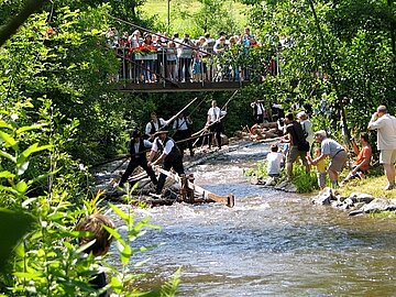 1FLOE_c_Deutsche_Floesserei-Vereinigung1_05 Flößer auf einem kleinen Fluss